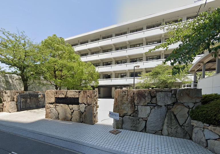 木々と石造りの門に囲まれた校舎